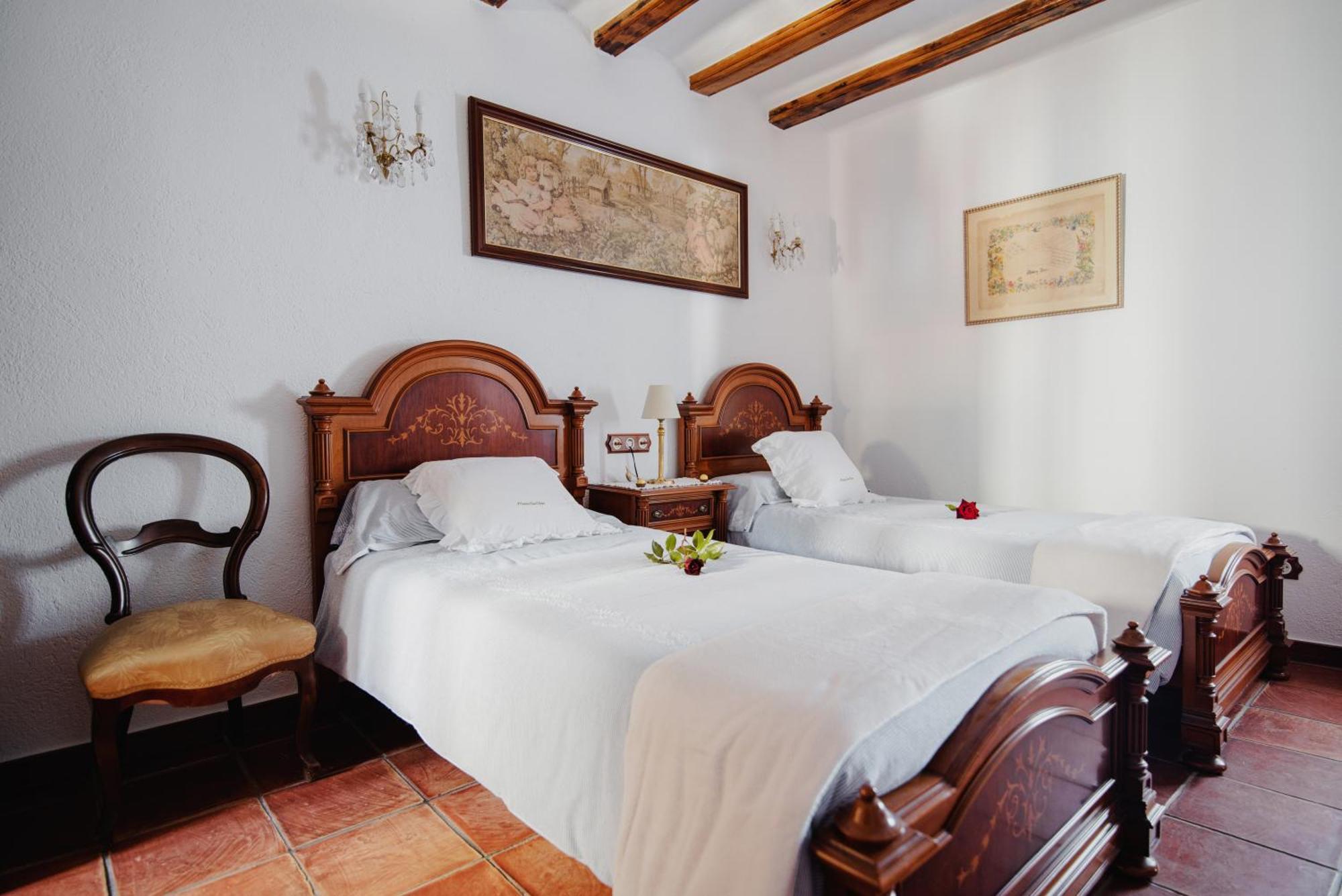بيغيس Masia Can Viver - Olive Oil Tourism B&B الغرفة الصورة